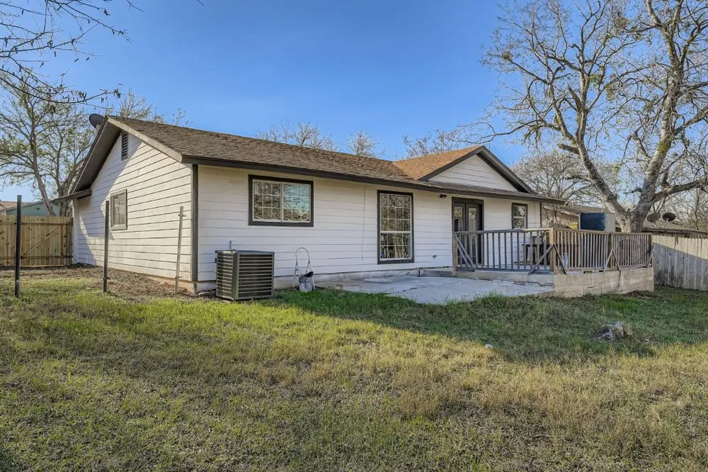 7004 E Meadow Bend Drive Austin, TX 78724