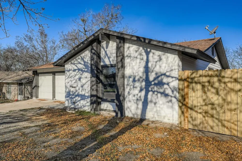 7004 E Meadow Bend Drive Austin, TX 78724