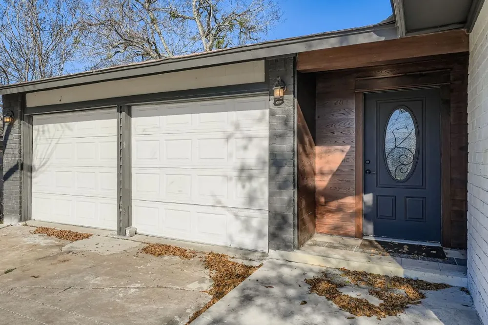 7004 E Meadow Bend Drive Austin, TX 78724