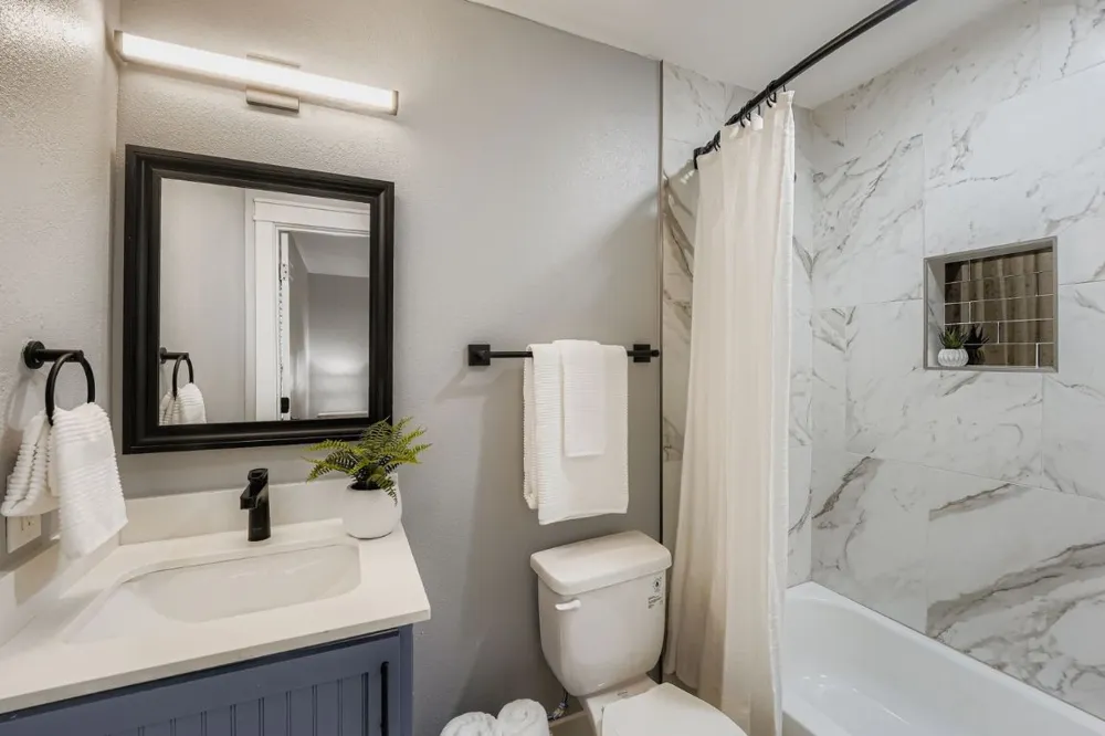 7004 E Meadow Bend Drive Austin, TX 78724