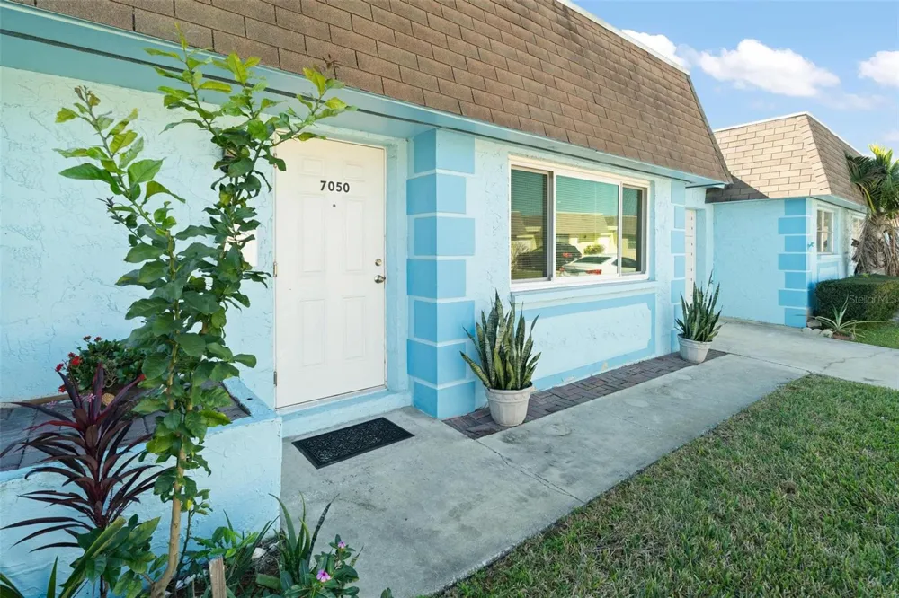 7050 VERSAILLES Pinellas Park, FL 33781