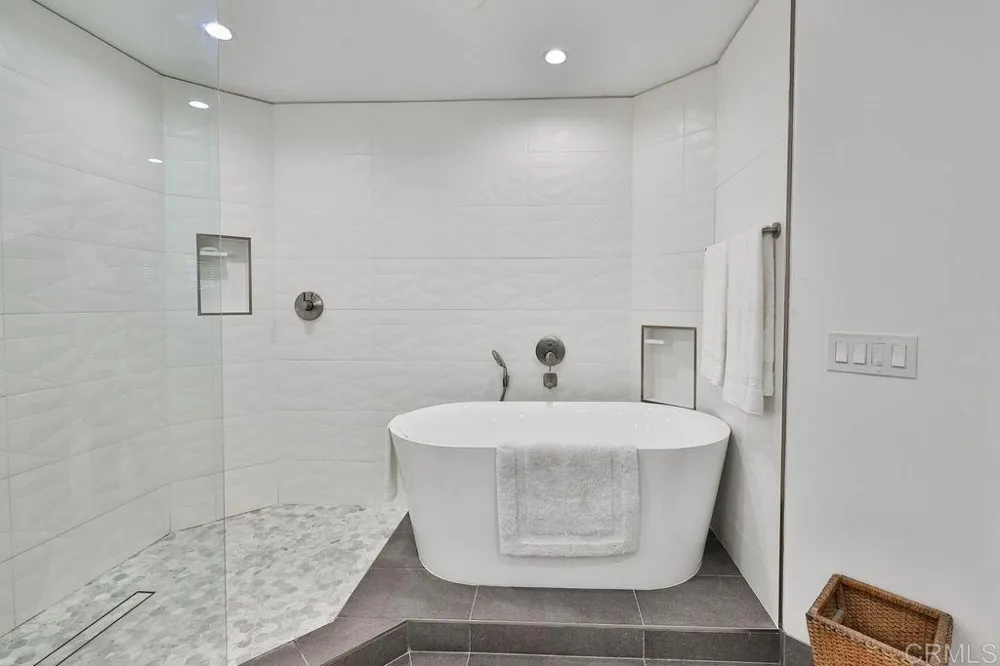 1099 1st #420 Coronado, CA 92118