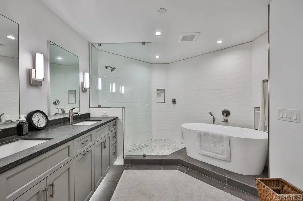 1099 1st #420 Coronado, CA 92118