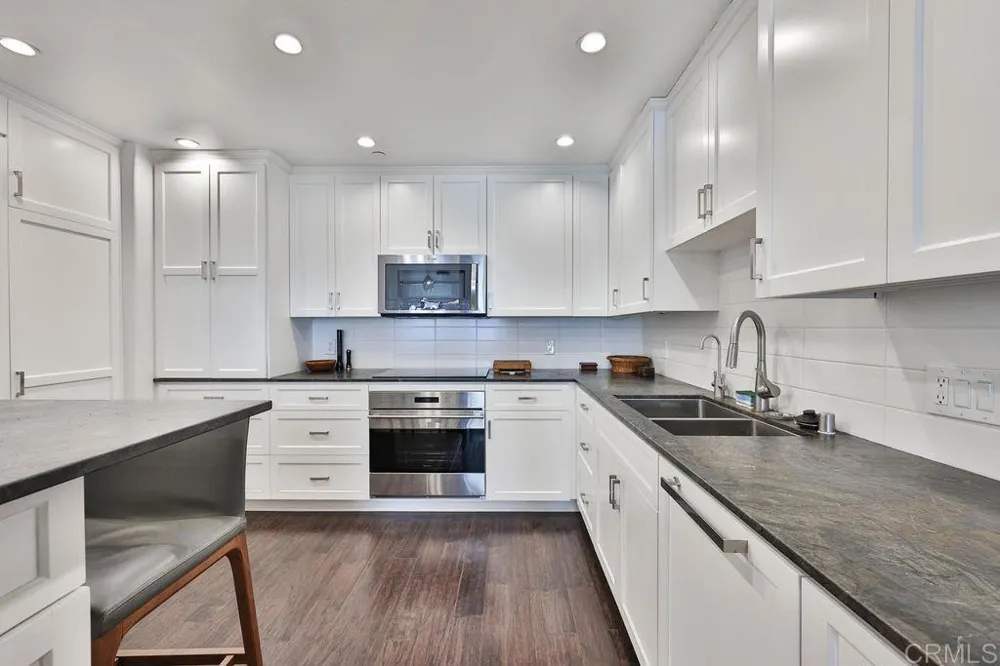 1099 1st #420 Coronado, CA 92118