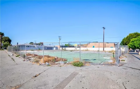2416 E Alondra