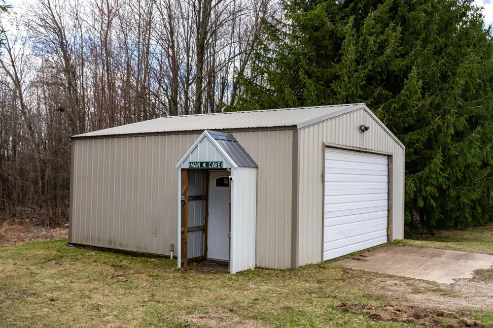 3195 S Rolland Road Broomfield Township, MI 49340