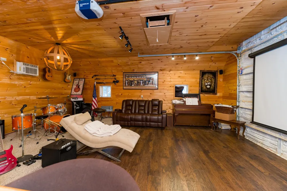 3195 S Rolland Road Broomfield Township, MI 49340