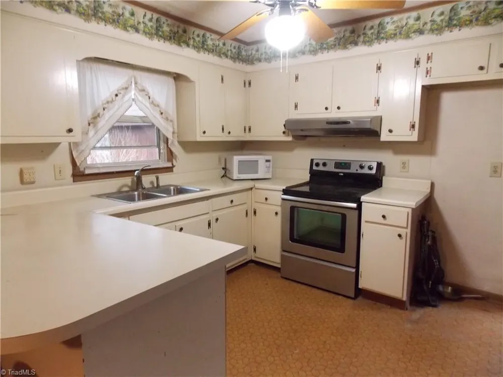 1004 Hillcroft Road Browns Summit, NC 27214