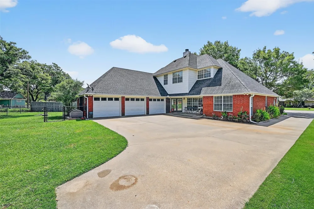 736 W Kiowa Drive Lake Kiowa, TX 76240