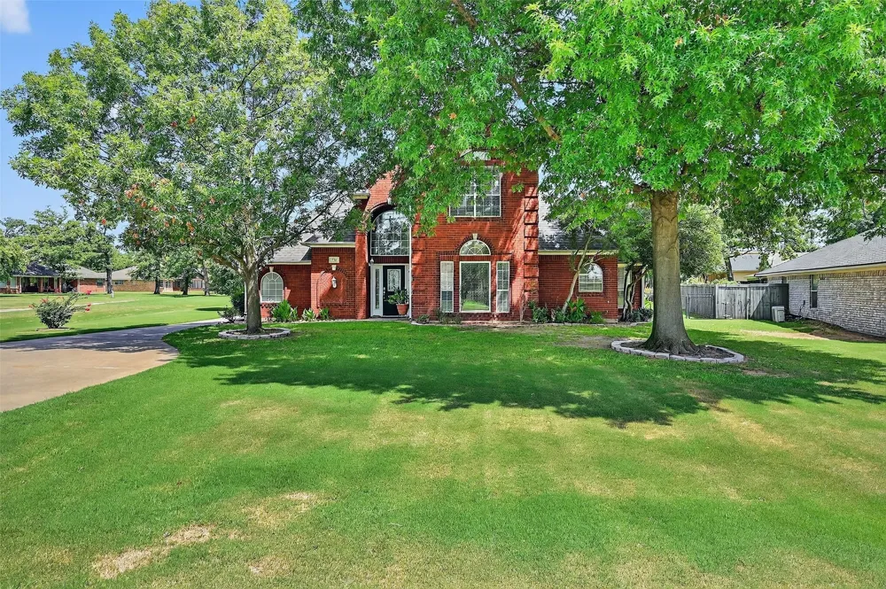 736 W Kiowa Drive Lake Kiowa, TX 76240