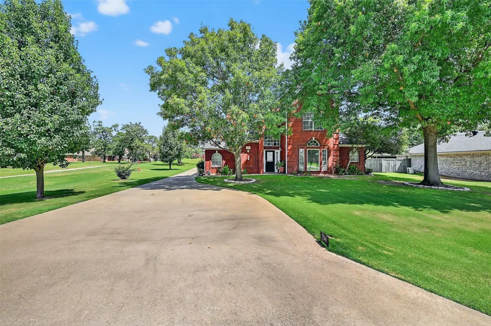 736 W Kiowa Drive Lake Kiowa, TX 76240