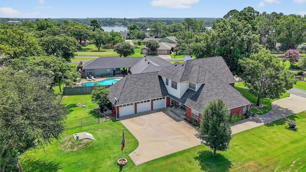 736 W Kiowa Drive Lake Kiowa, TX 76240