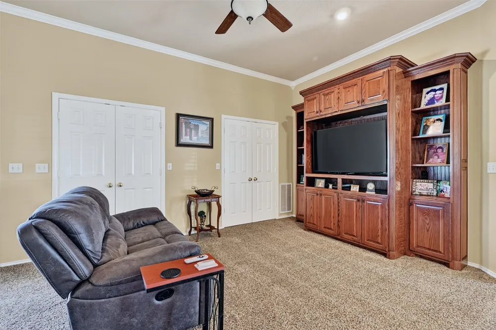 736 W Kiowa Drive Lake Kiowa, TX 76240