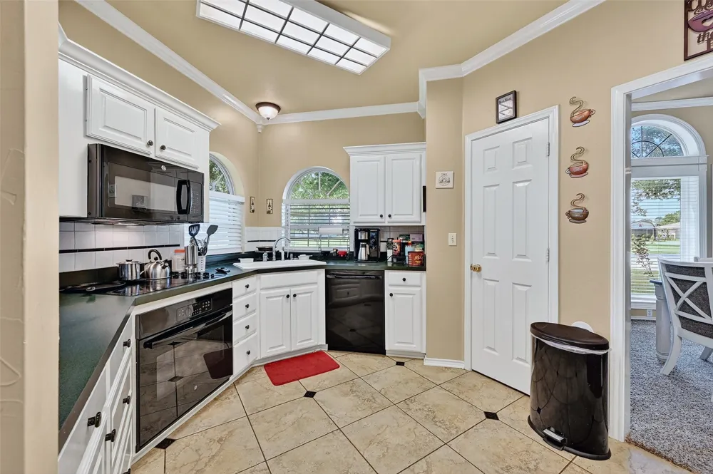 736 W Kiowa Drive Lake Kiowa, TX 76240