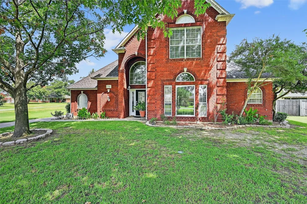 736 W Kiowa Drive Lake Kiowa, TX 76240