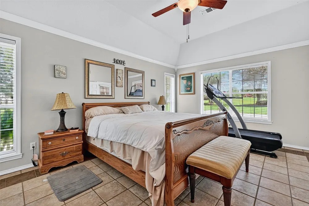 736 W Kiowa Drive Lake Kiowa, TX 76240