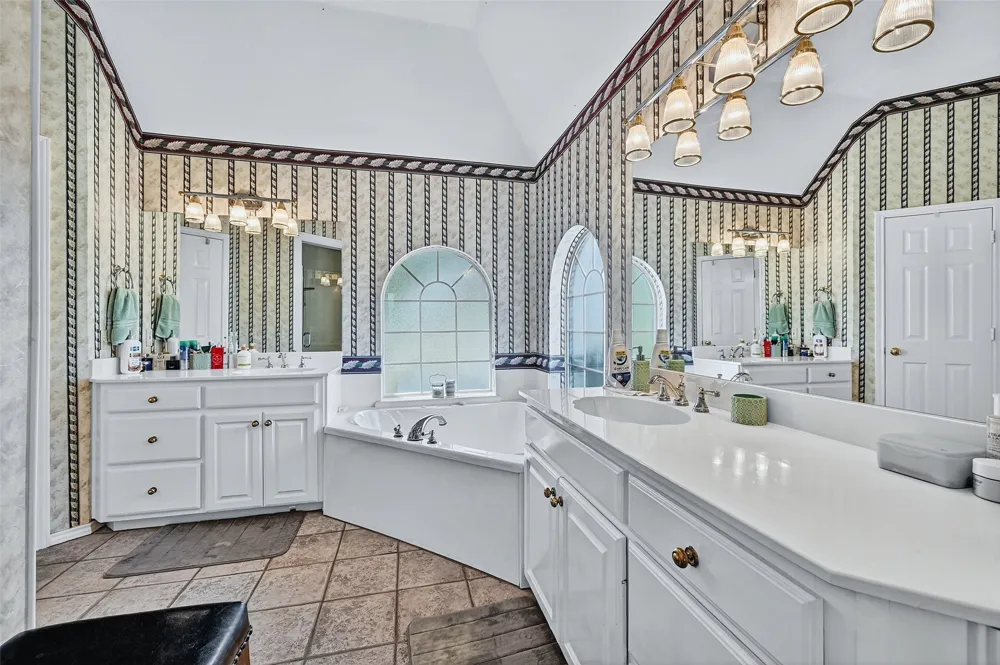 736 W Kiowa Drive Lake Kiowa, TX 76240