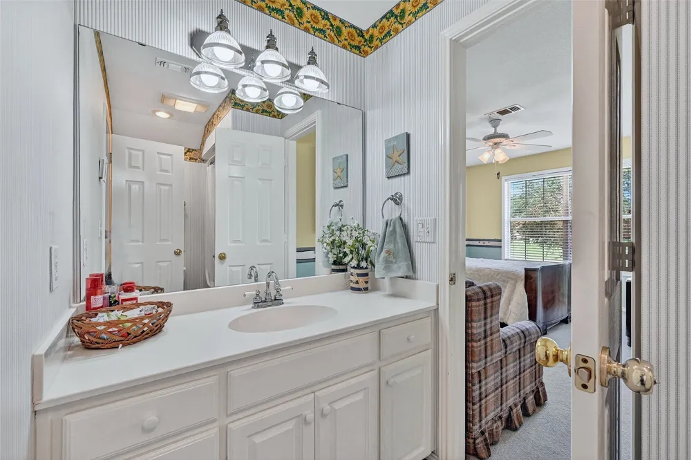 736 W Kiowa Drive Lake Kiowa, TX 76240