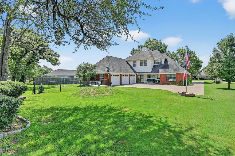 736 W Kiowa Drive Lake Kiowa, TX 76240