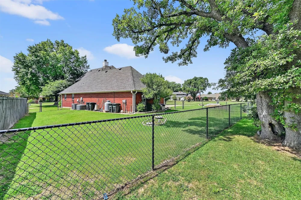 736 W Kiowa Drive Lake Kiowa, TX 76240