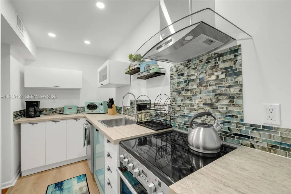 1200 West Ave #811 Miami Beach, FL 33139