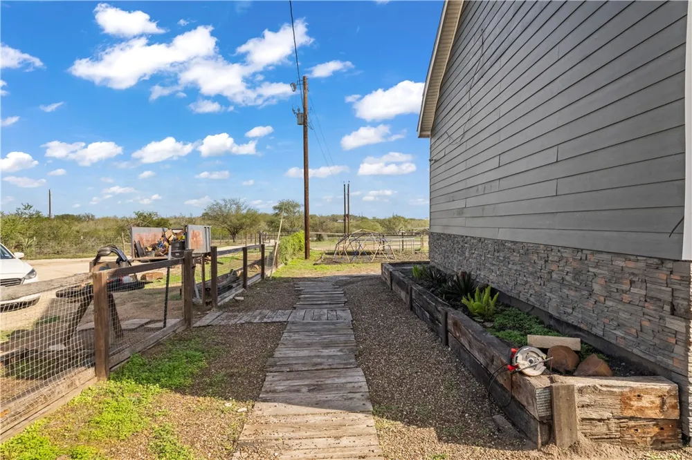 313 County Road 3033 Orange Grove, TX 78372