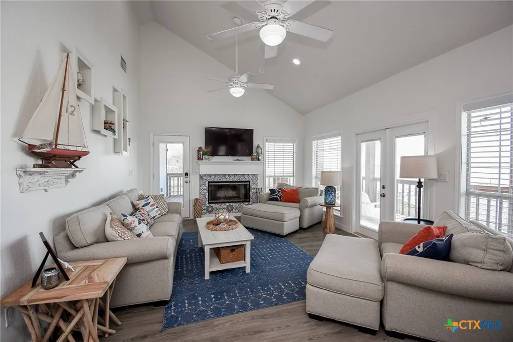 1504 W Bayshore Drive Palacios, TX 77465