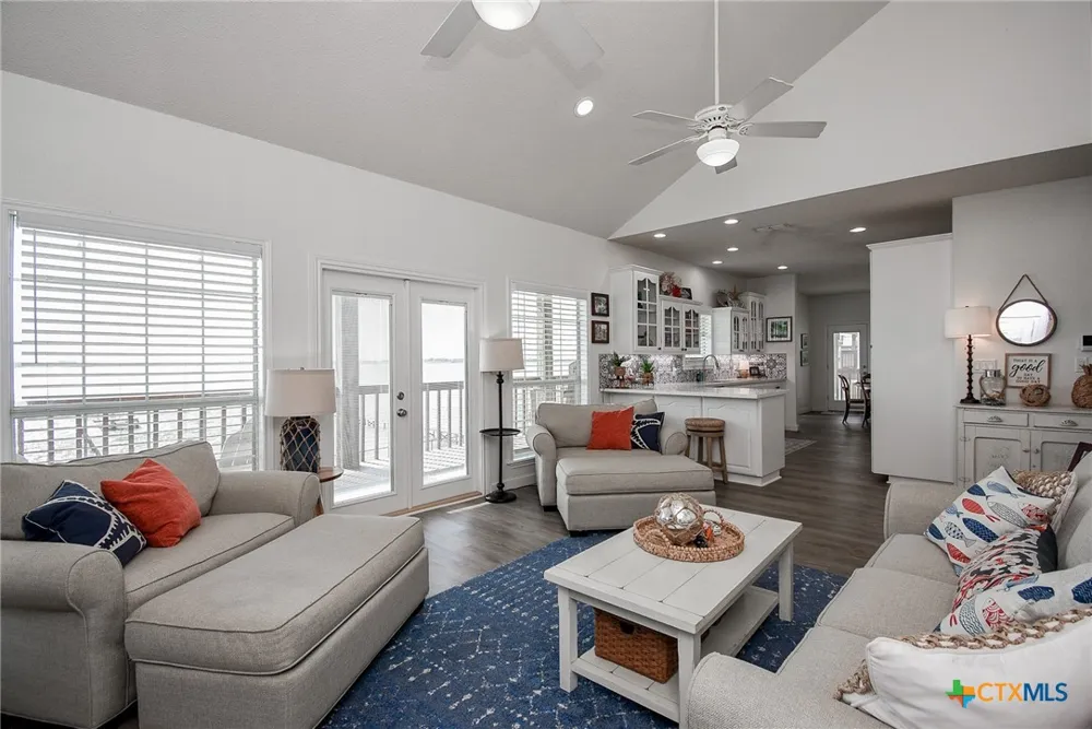 1504 W Bayshore Drive Palacios, TX 77465