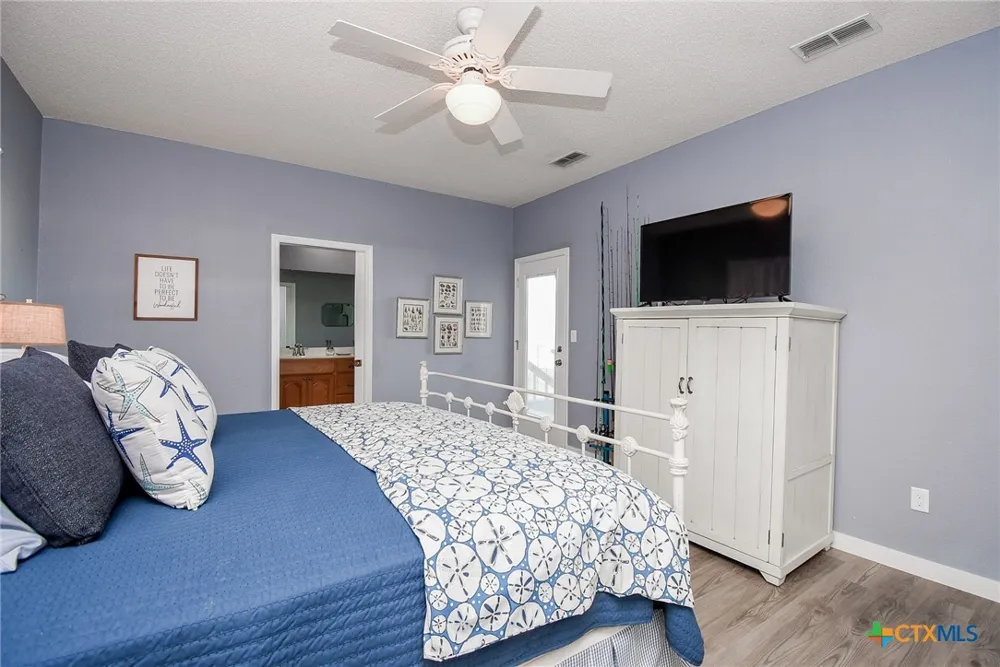 1504 W Bayshore Drive Palacios, TX 77465
