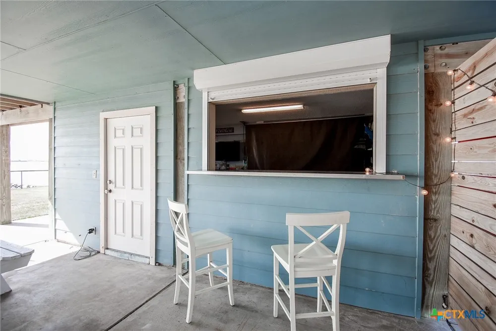 1504 W Bayshore Drive Palacios, TX 77465