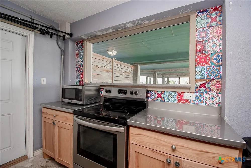 1504 W Bayshore Drive Palacios, TX 77465