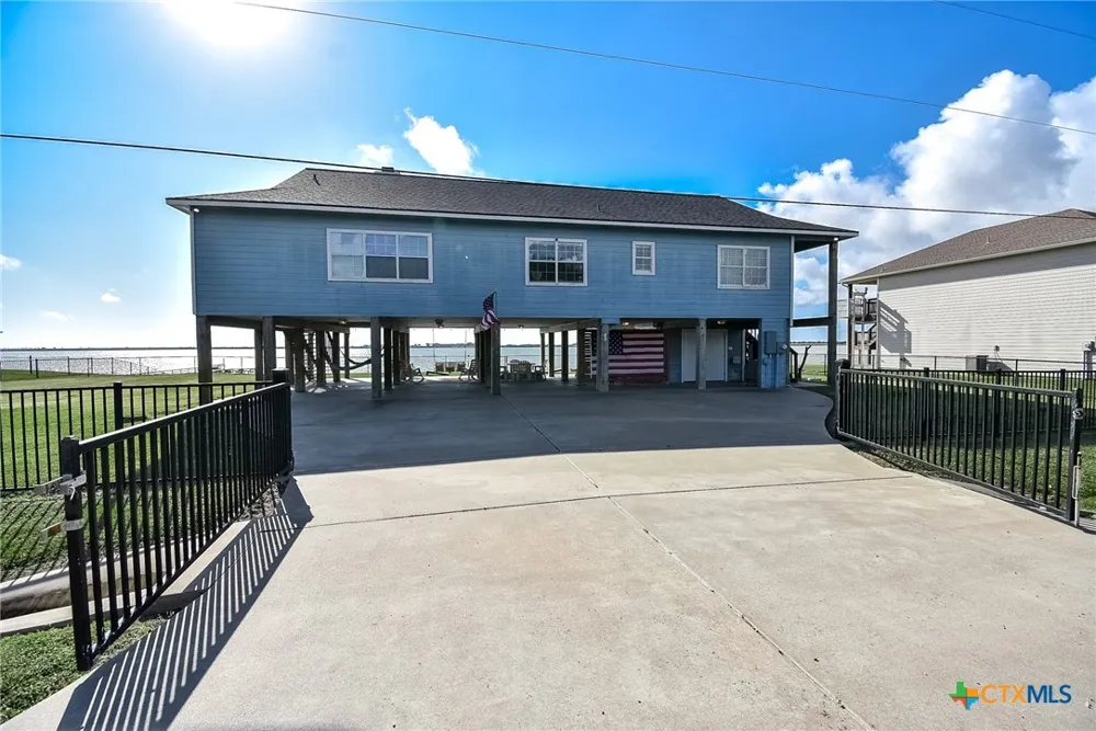 1504 W Bayshore Drive Palacios, TX 77465