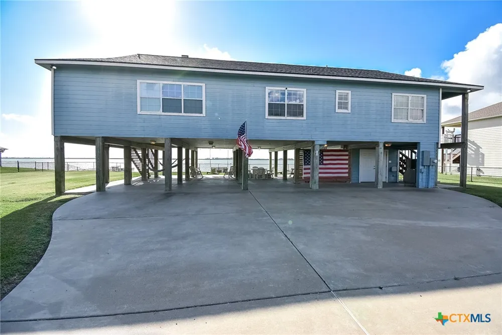 1504 W Bayshore Drive Palacios, TX 77465