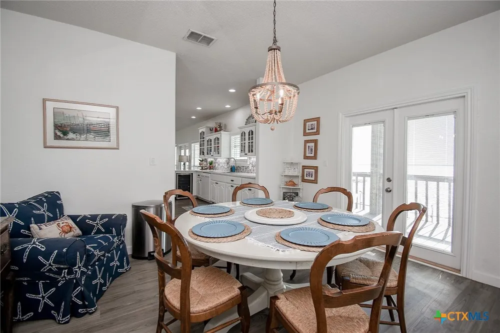 1504 W Bayshore Drive Palacios, TX 77465
