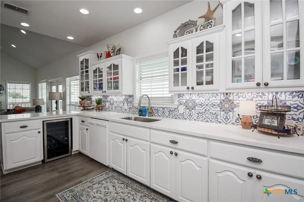 1504 W Bayshore Drive Palacios, TX 77465