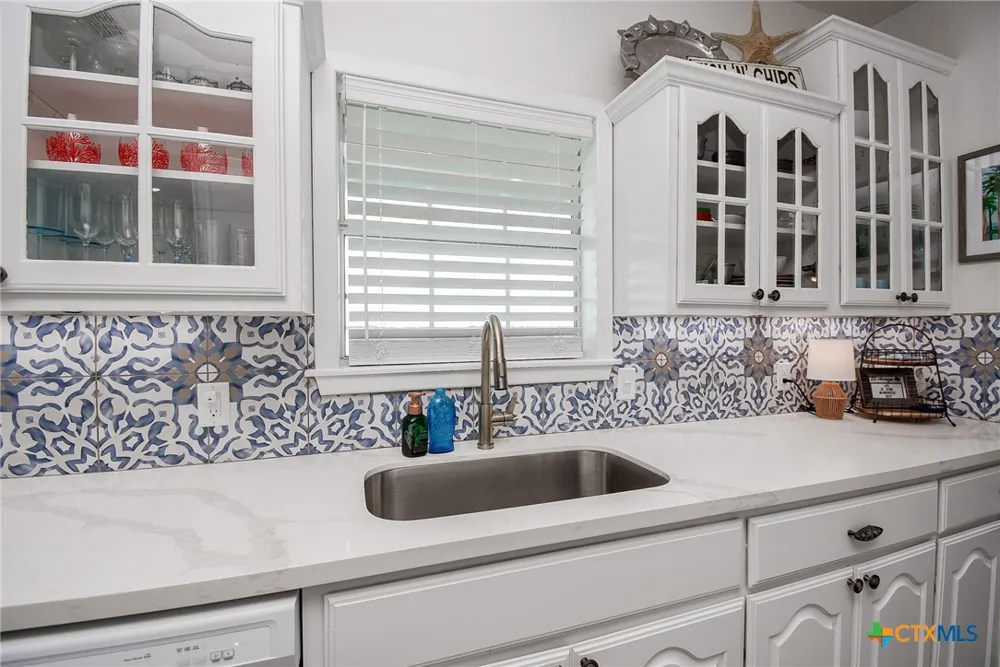 1504 W Bayshore Drive Palacios, TX 77465