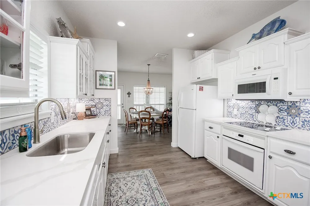 1504 W Bayshore Drive Palacios, TX 77465
