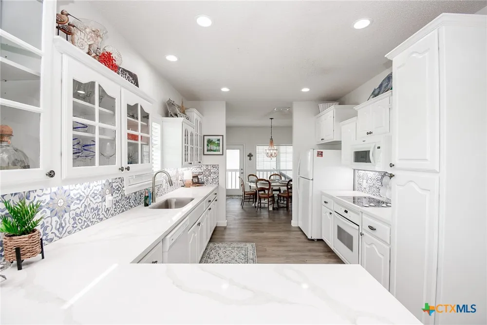1504 W Bayshore Drive Palacios, TX 77465