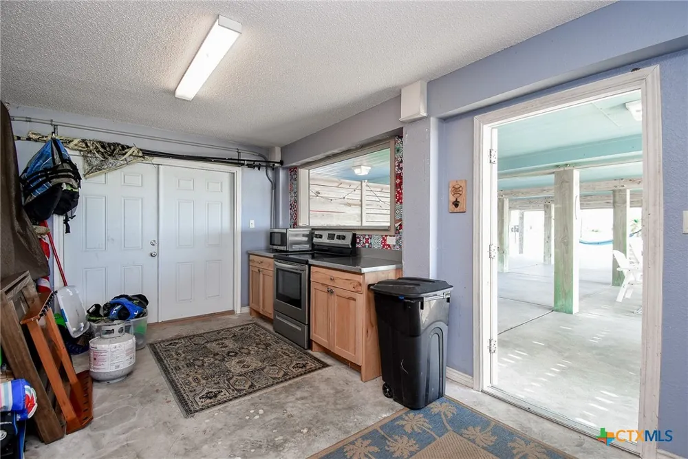 1504 W Bayshore Drive Palacios, TX 77465