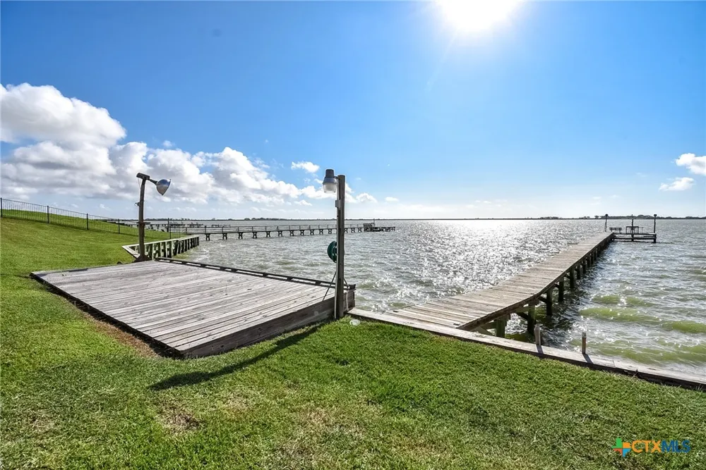 1504 W Bayshore Drive Palacios, TX 77465