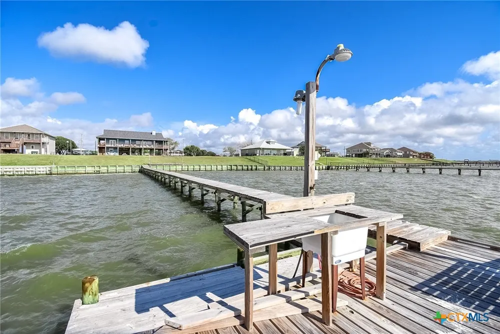 1504 W Bayshore Drive Palacios, TX 77465