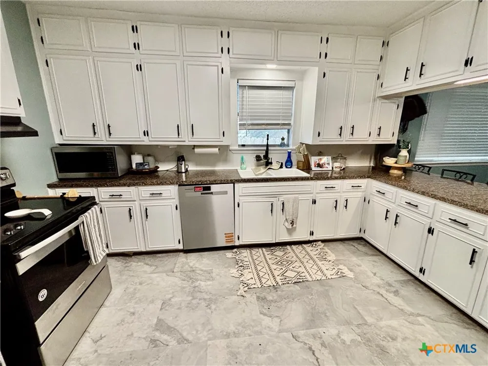 633 Tutt Avenue Taft, TX 78390