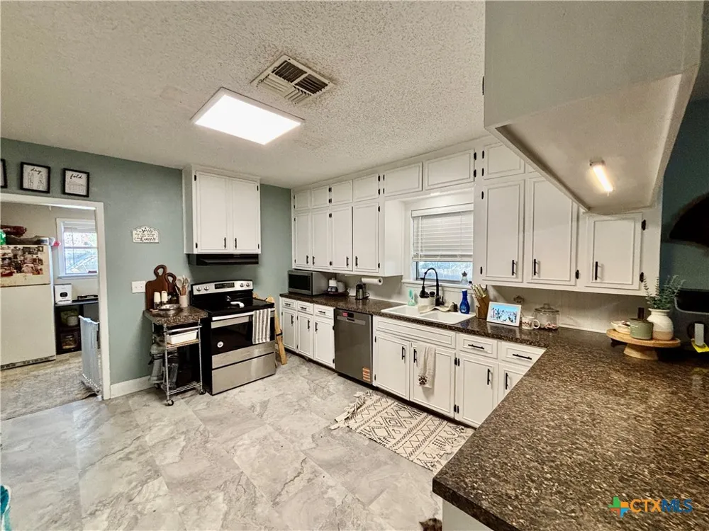 633 Tutt Avenue Taft, TX 78390