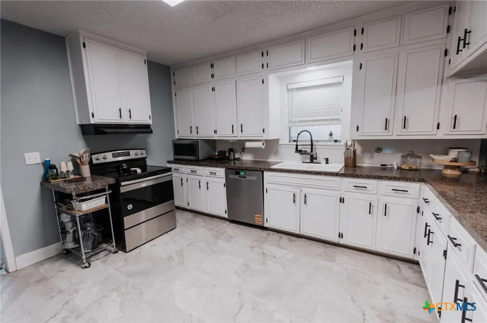 633 Tutt Avenue Taft, TX 78390