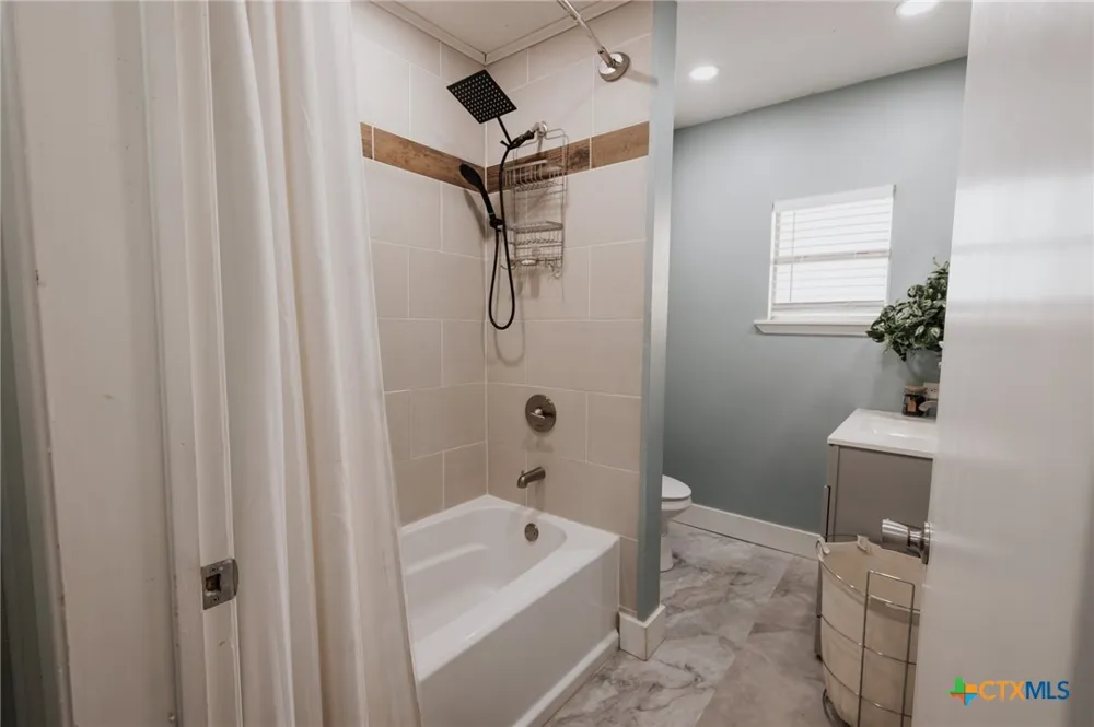 633 Tutt Avenue Taft, TX 78390