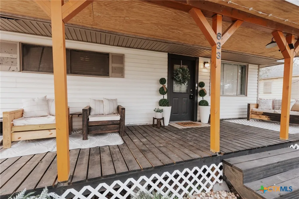 633 Tutt Avenue Taft, TX 78390