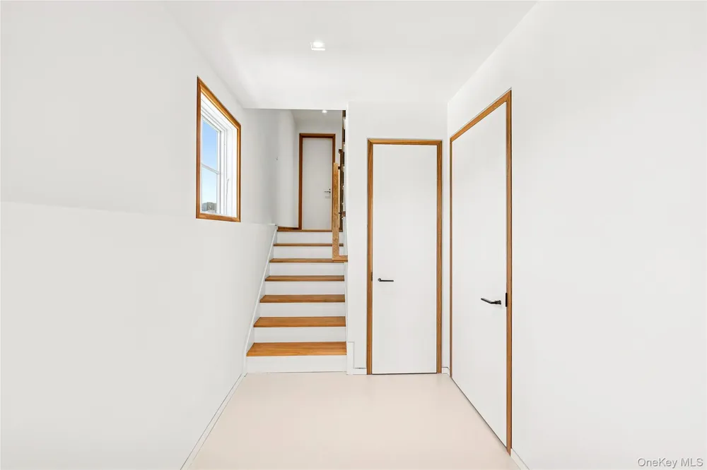 32 Quogo Neck Lane Quogue, NY 11959
