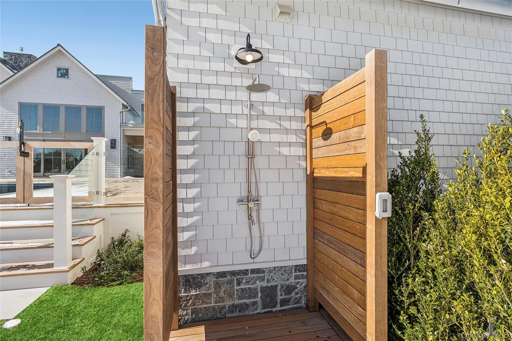 32 Quogo Neck Lane Quogue, NY 11959