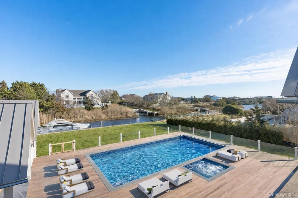 32 Quogo Neck Lane Quogue, NY 11959