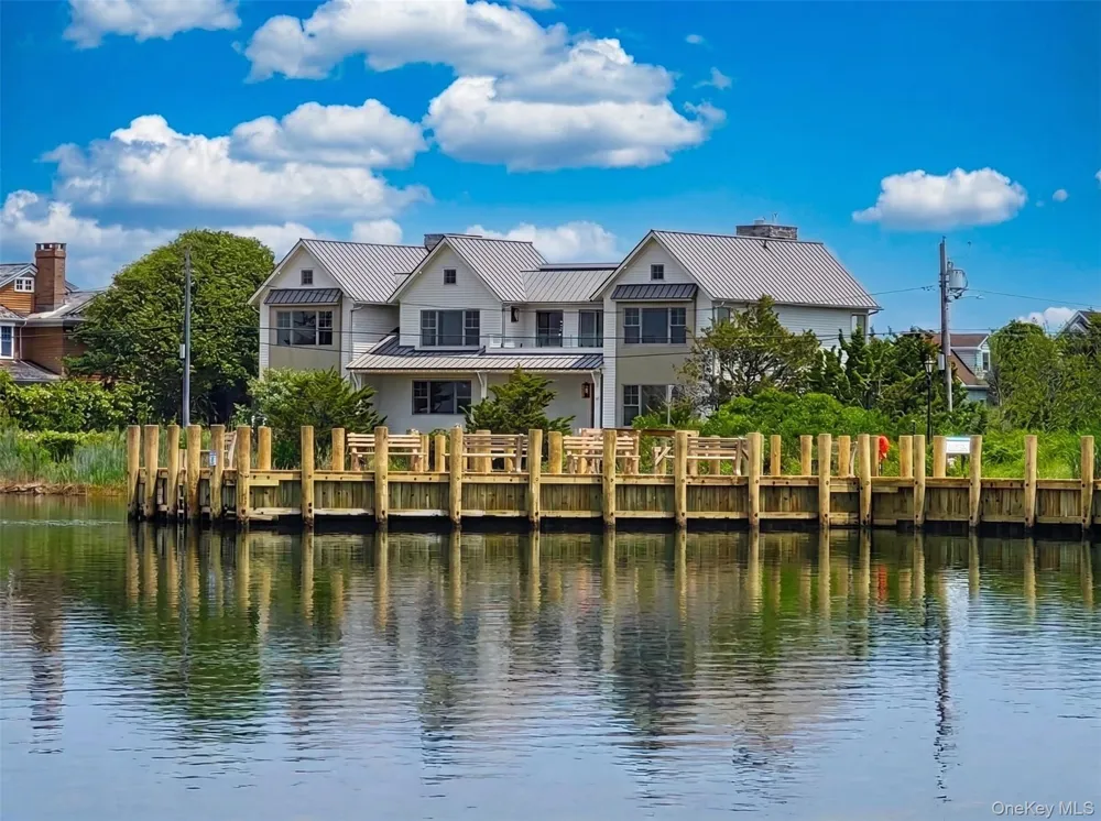 32 Quogo Neck Lane Quogue, NY 11959